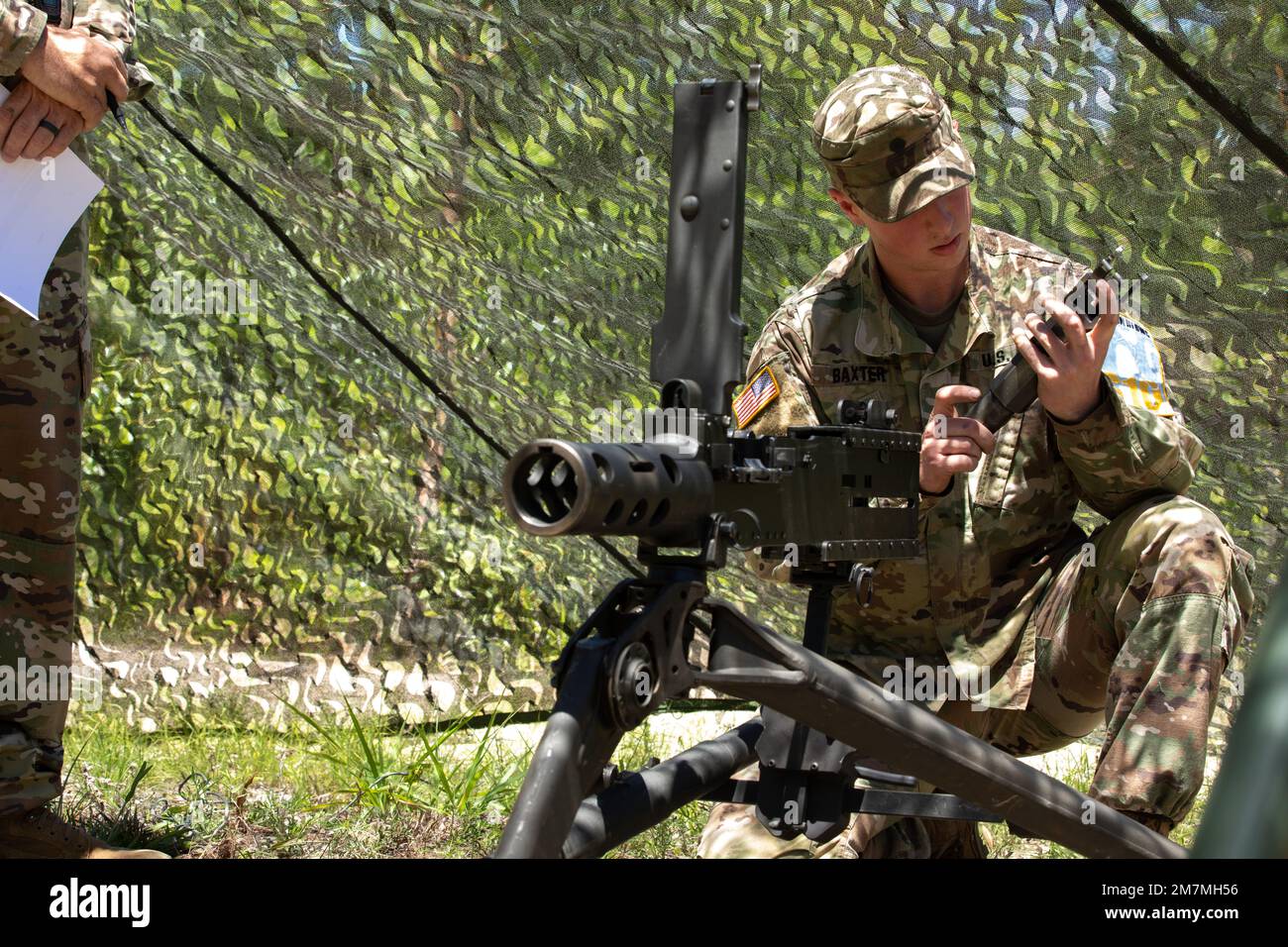 USA Keenan Baxter, Vertreter der Georgia Army National Guard, zerlegt eine Waffe im Rahmen einer Veranstaltung für den Wettbewerb der besten Krieger der Region III im Camp Blanding, Florida, 11. Mai 2022. Der Wettbewerb der besten Krieger der Region III hebt die Letalität, Bereitschaft und Fähigkeiten der Nationalgarde der Armee im Südosten der Region hervor. Stockfoto