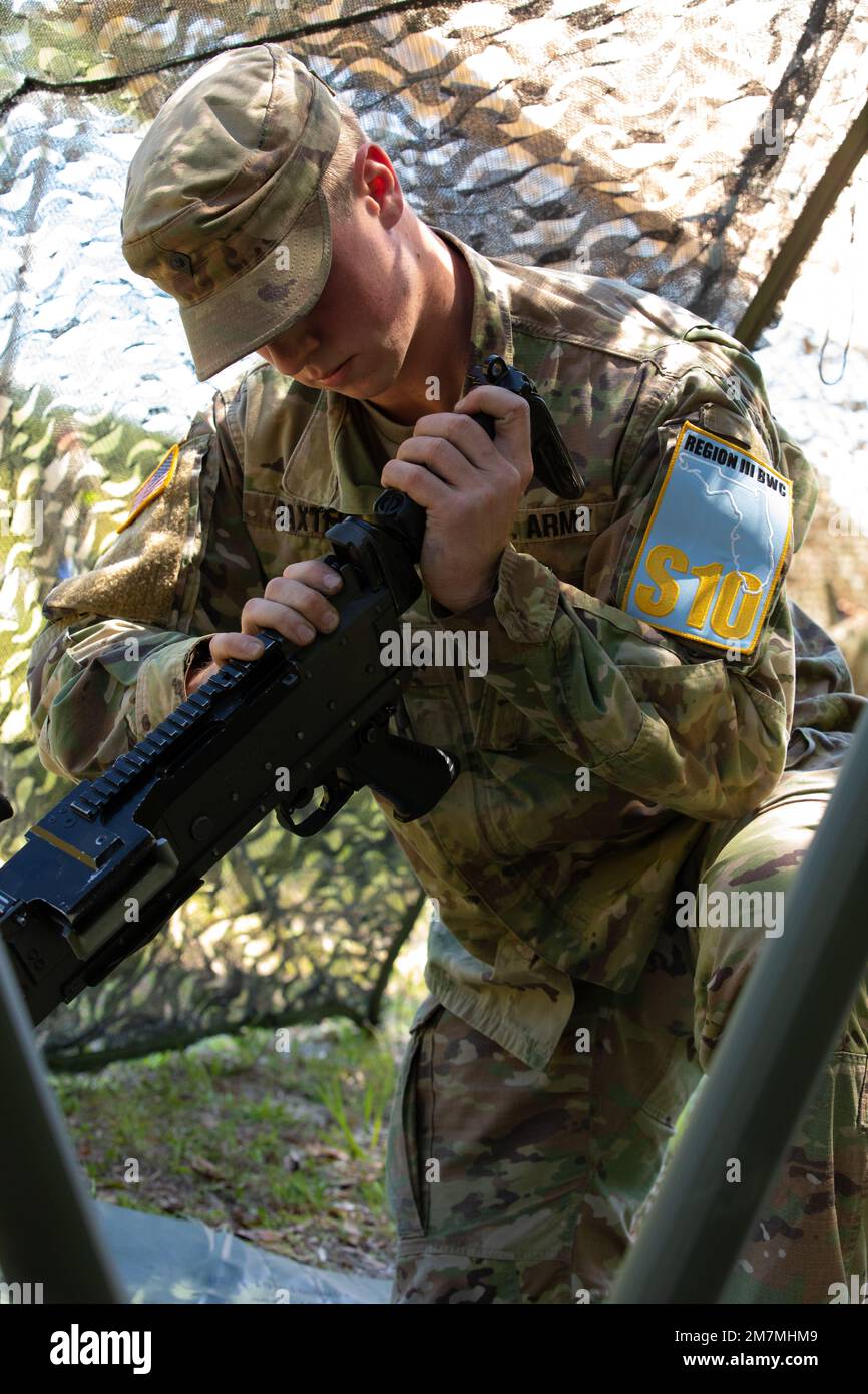 USA Keenan Baxter, Vertreter der Georgia Army National Guard, stellt eine Waffe zusammen, als Teil einer Veranstaltung für den Wettbewerb der besten Krieger der Region III im Camp Blanding, Florida, 11. Mai 2022. Der Wettbewerb der besten Krieger der Region III hebt die Letalität, Bereitschaft und Fähigkeiten der Nationalgarde der Armee im Südosten der Region hervor. Stockfoto