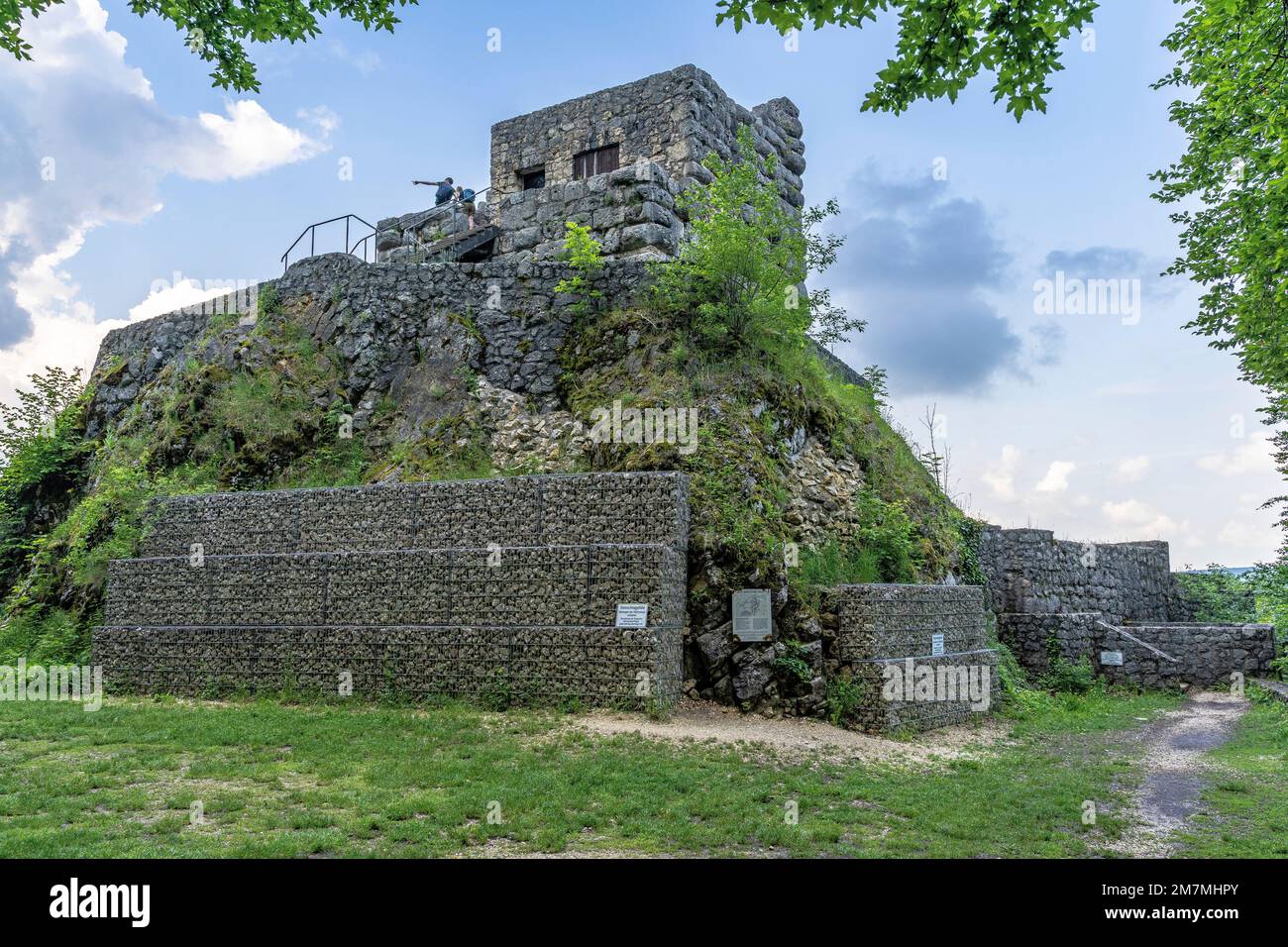 Europa, Deutschland, Süddeutschland, Baden-Württemberg, Schwäbische Alb, Münsingen, Wanderer genießen den Blick vom Schloss Hohengundelfingen Stockfoto
