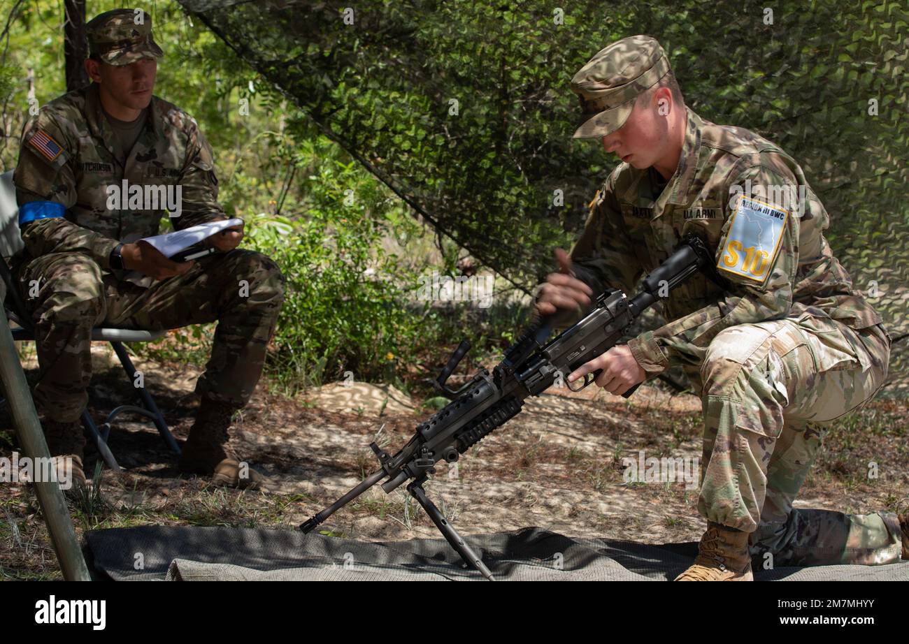 USA Keenan Baxter, Vertreter der Georgia Army National Guard, führt eine Funktionsprüfung einer Waffe im Rahmen einer Veranstaltung für die Region III Best Warrior Competition in Camp Blanding, Florida, am 11. Mai 2022 durch. Der Wettbewerb der besten Krieger der Region III hebt die Letalität, Bereitschaft und Fähigkeiten der Nationalgarde der Armee im Südosten der Region hervor. Stockfoto