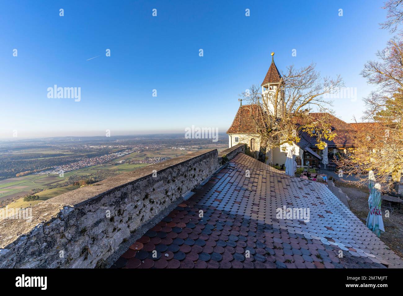 Europa, Deutschland, Süddeutschland, Baden-Württemberg, Schwäbische Alb, Bissingen an der Teck, Blick auf den Aussichtsturm von Teck Castle und hinunter in die Vorwälder Alb Stockfoto