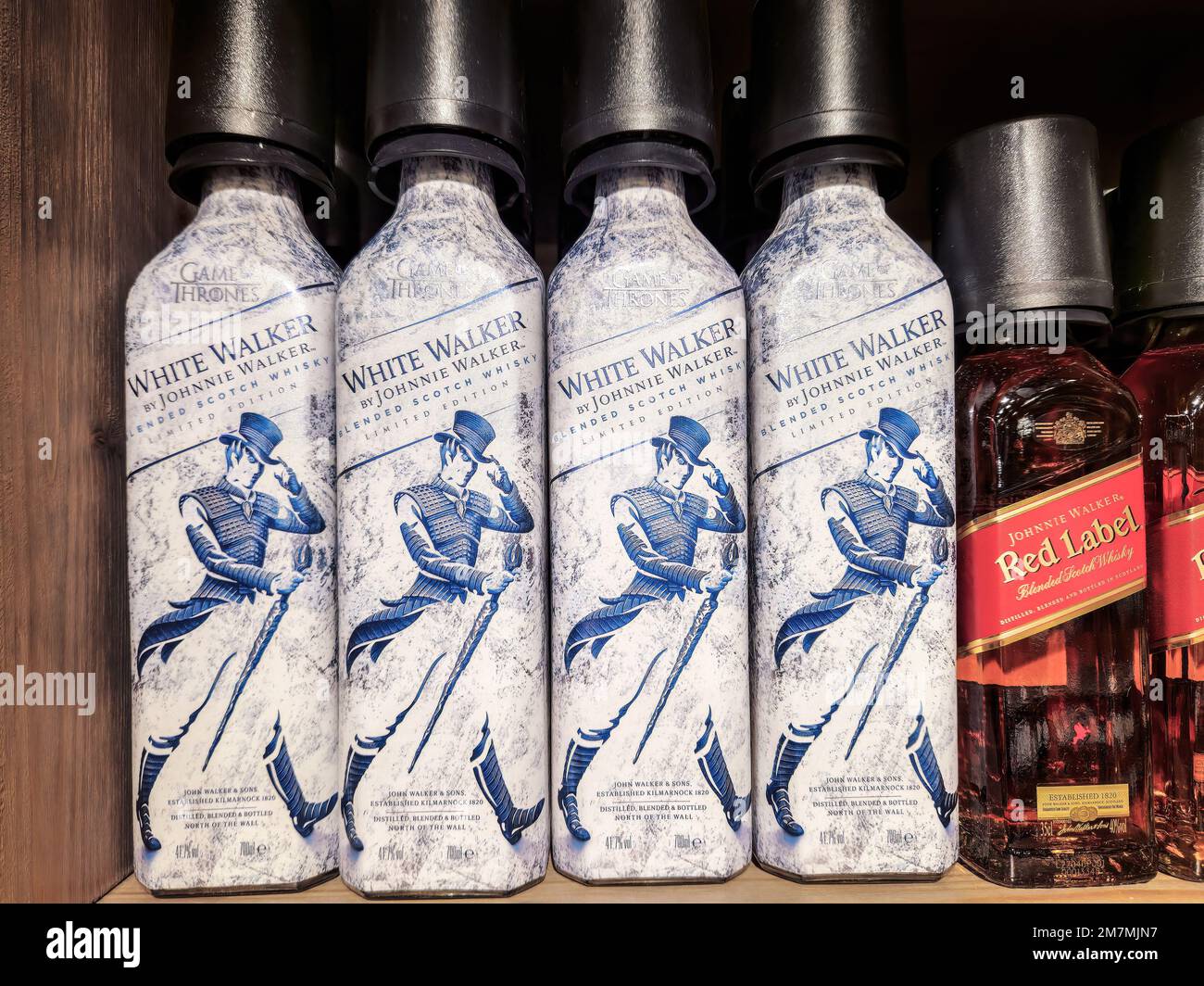 Johnnie Walker White Blended Scotch Whisky Flasche. Limitierte Ausgabe von Game  of Thrones alkoholische Getränke mit Logo auf einem Display eines  Spirituosengeschäfts Stockfotografie - Alamy