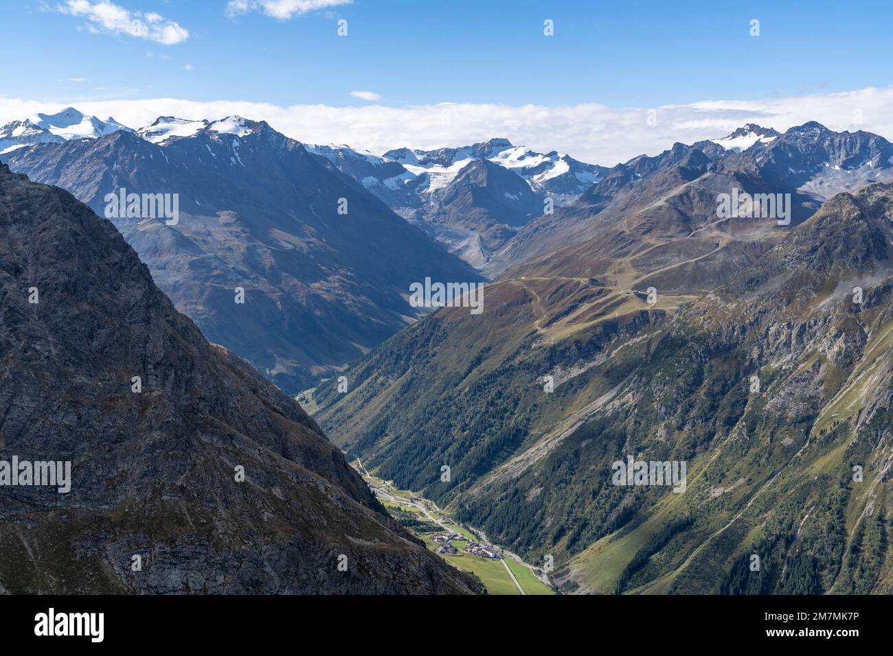 Europa, Österreich, Tirol, Alpen, Östliche Alpen, Ötztal-Alpen, Pitztal, Blick über das Pitztal-Tal bis zur Wildspitze am Ende des Tals Stockfoto