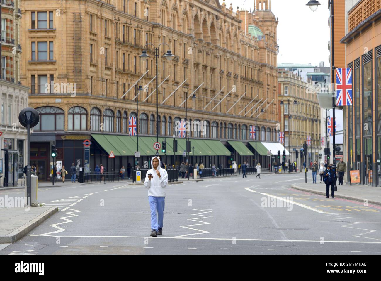 London, England, Großbritannien. Harrods Kaufhaus in einem fast verlassenen Knightbridge am Tag der Beerdigung von Königin Elizabeth II., 19. September 2022 Stockfoto