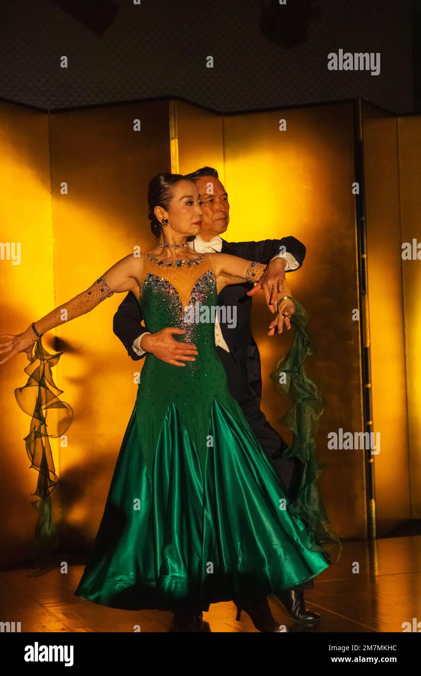 Japan, Honshu, Tokio, Tsutomu und Hiroko Hirada vom Hirada Tanzstudio, das Ballroom Tanz vorführt Stockfoto