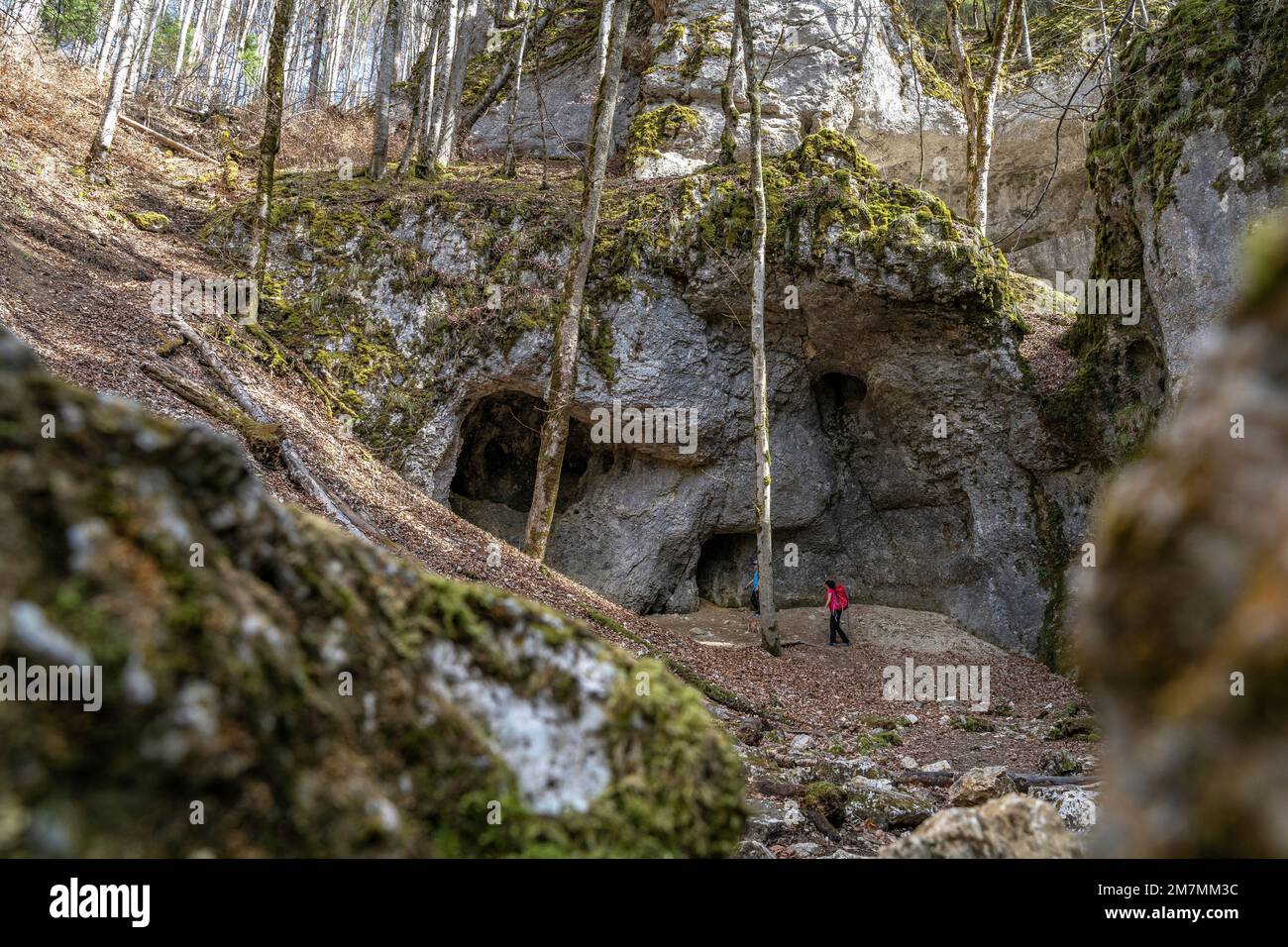 Europa, Deutschland, Süddeutschland, Baden-Württemberg, Donautal, Sigmaringen, Beuron, Mutter und Sohn erkunden die Höhle in der Felswand Stockfoto