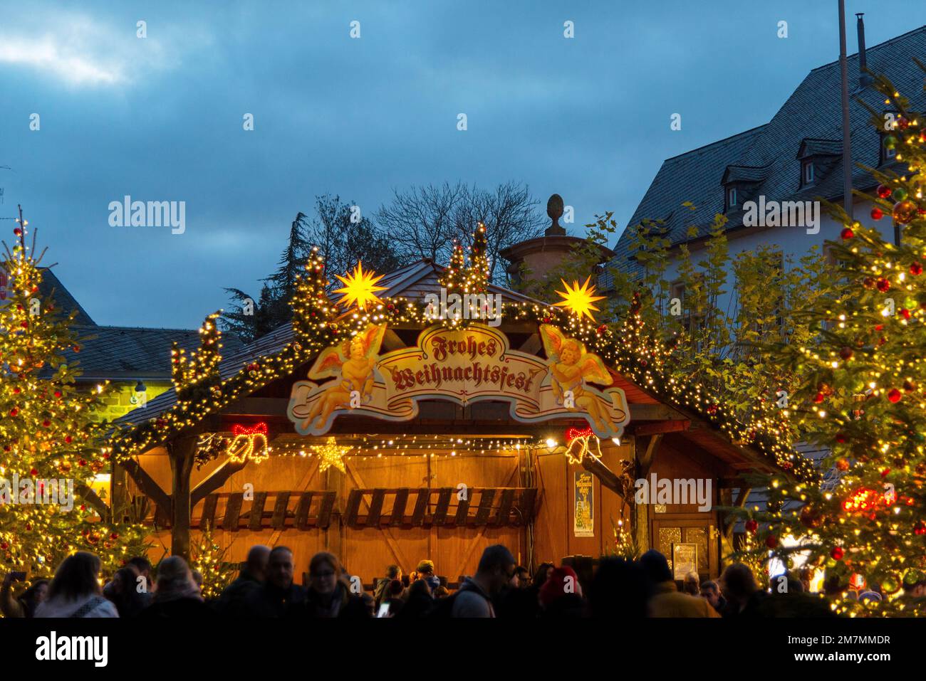 Der Weihnachtsmarkt auf Triers wichtigstem Marktplatz wird von Weihnachtslichtern in der Dunkelheit beleuchtet Stockfoto