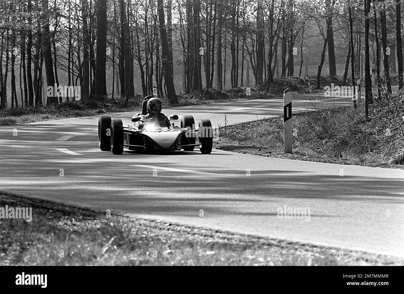CPT Craig Higgins, Leiter der Auftragsprogrammierung für das 52. Bauingenieurschwadron, testet seinen Formel-Ford-Royale-Rennwagen auf einer Straße in der Nähe des Stützpunkts. Basis: Luftwaffenstützpunkt Spangdahlem Land: Westdeutschland (FRG) Stockfoto