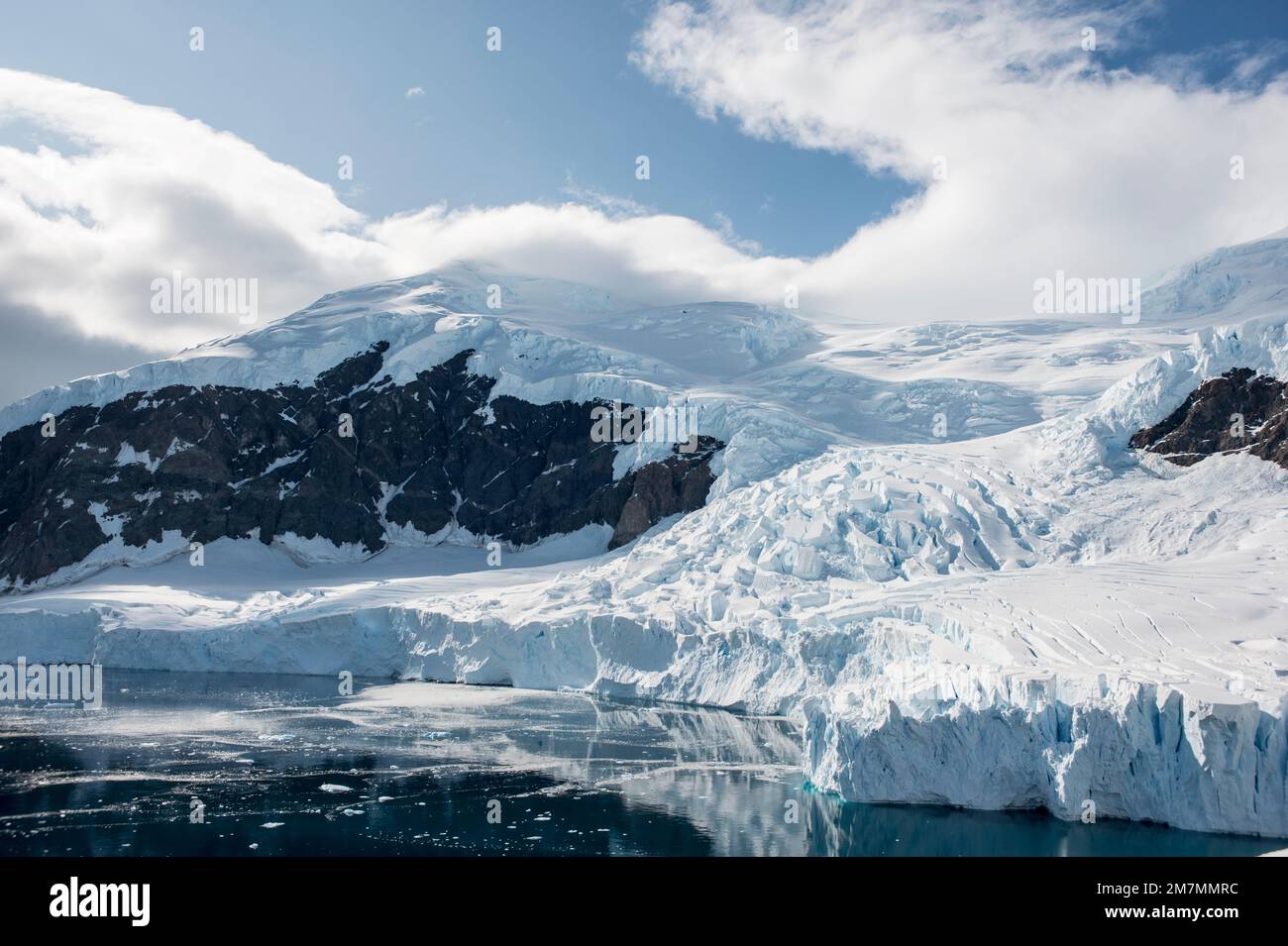 Der Gletscher im Hafen von Neko, antarktis, knackte, bevor er ins Meer fiel Stockfoto