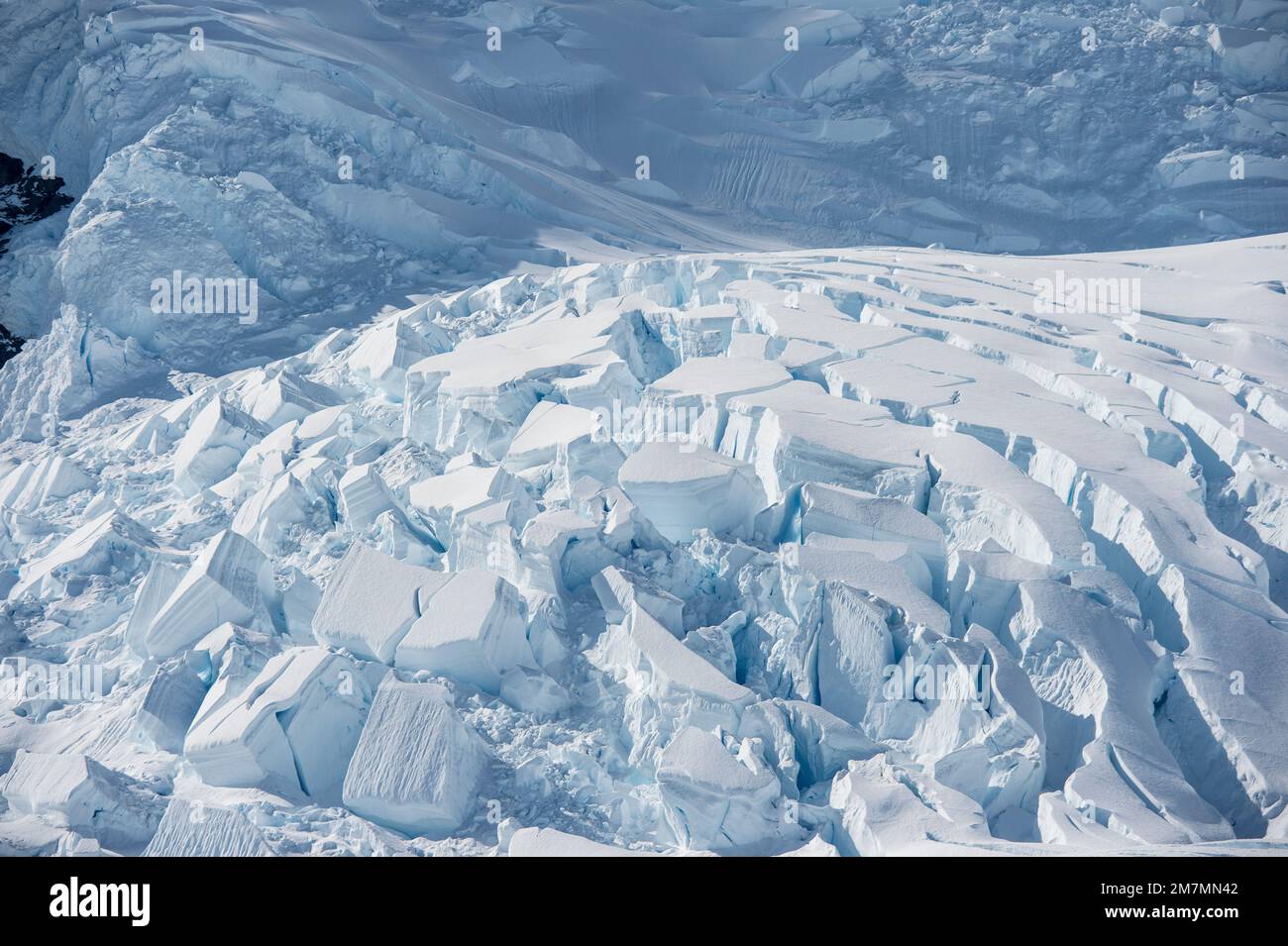 Der Gletscher im Hafen von Neko, antarktis, knackte, bevor er ins Meer fiel Stockfoto