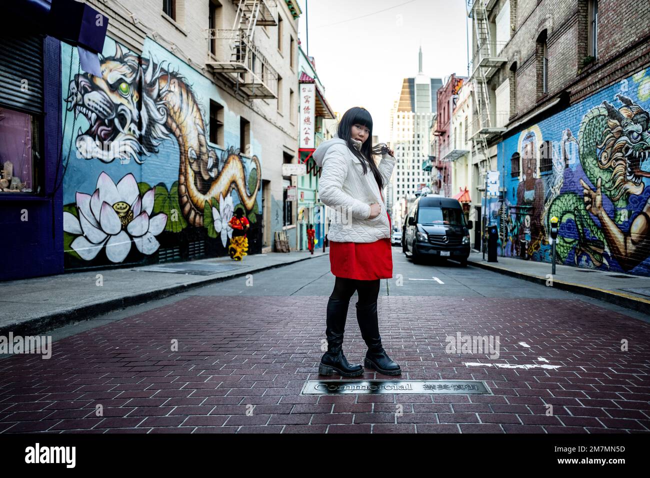 Junge Frau, die in der Straße in Chinatown San Francisco steht Stockfoto