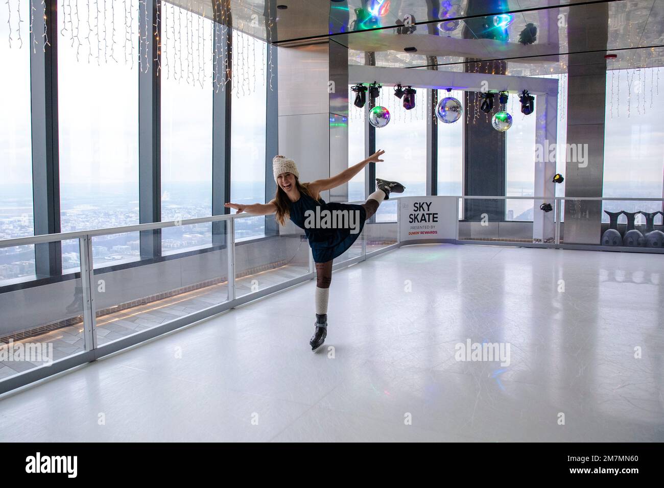 Laura Giromini, 38, practices a pose while gliding above New York City at Sky Skate, a zero-energy ecological and synthetic ice rink, located inside the Edge at Hudson Yards on Tuesday, Jan. 10, 2023, in New York. (AP Photo/Brittainy Newman) Stockfoto