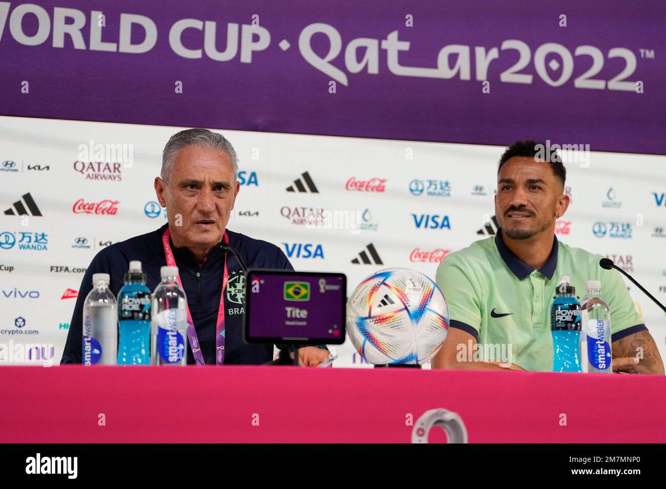 Brazil's head coach Tite, left, and player Danilo attend a press conference on the eve of the World Cup quarter final soccer match between Brazil and Croatia in Doha, Qatar, Thursday, Dec. 8, 2022. (AP Photo/Andre Penner) Stockfoto
