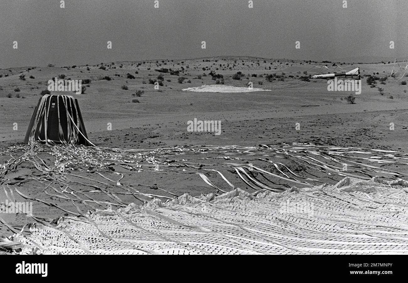 Ein Blick auf das NASA Space Shuttle Program Solid Rocket Booster Dezeleration Subsystem, nach einem Fallschirmtest auf dem National Parachute Test Range. Basis: Naval Air Facility, El Centro Bundesstaat: Kalifornien (CA) Land: Vereinigte Staaten von Amerika (USA) Stockfoto