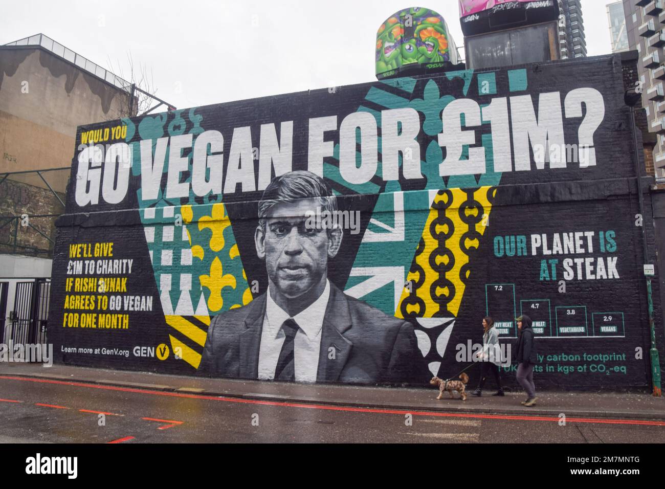 London, Großbritannien. 10. Januar 2023 Ein riesiges Wandgemälde in Shoreditch fordert Rishi Sunak auf, vegan zu werden, Teil der Kampagne von Generation Vegan, einer gemeinnützigen Organisation, die sich der Aufklärung der Öffentlichkeit über die ethischen, ökologischen und gesundheitlichen Vorteile eines pflanzlichen Lebensstils verschrieben hat. Die Gruppe hat den britischen Premierminister aufgefordert, einen Monat lang Veganer zu werden, und hat zugesagt, £1 Millionen Dollar an wohltätige Zwecke zu spenden, wenn er die Herausforderung annimmt. Kredit: Vuk Valcic/Alamy Live News Stockfoto