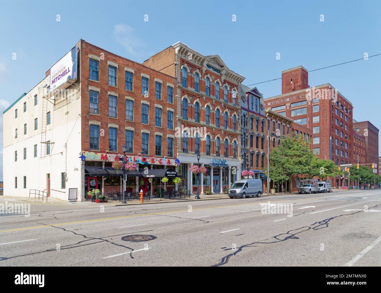 West 9. Street, vom Glaser Brothers Bldg. (1390) zu Bingham Apartments (1278) – einem Hauptabschnitt von Clevelands Warehouse Historic District. Stockfoto