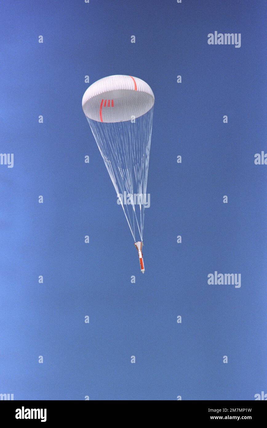 Ein Blick auf das NASA Space Shuttle Program Solid Rocket Booster Dezeleration Subsystem, während es sich seinem Aufprallpunkt während eines Fallschirmtests auf dem National Parachute Test Range nähert. Basis: Naval Air Facility, El Centro Bundesstaat: Kalifornien (CA) Land: Vereinigte Staaten von Amerika (USA) Stockfoto