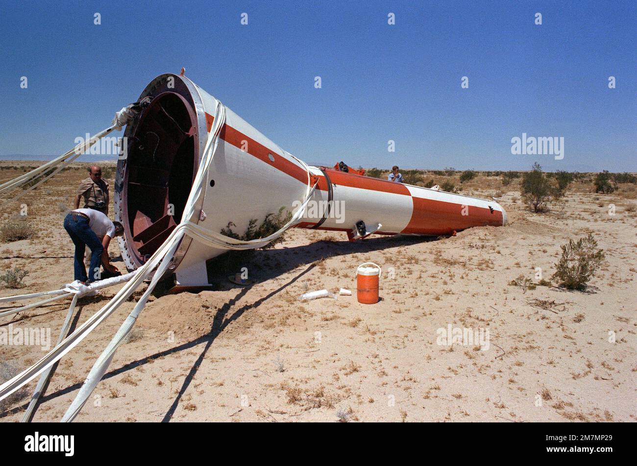 Ein Blick auf das NASA Space Shuttle Program Solid Rocket Booster Dezeleration Subsystem, nach einem Fallschirmtest auf dem National Parachute Test Range. Basis: Naval Air Facility, El Centro Bundesstaat: Kalifornien (CA) Land: Vereinigte Staaten von Amerika (USA) Stockfoto