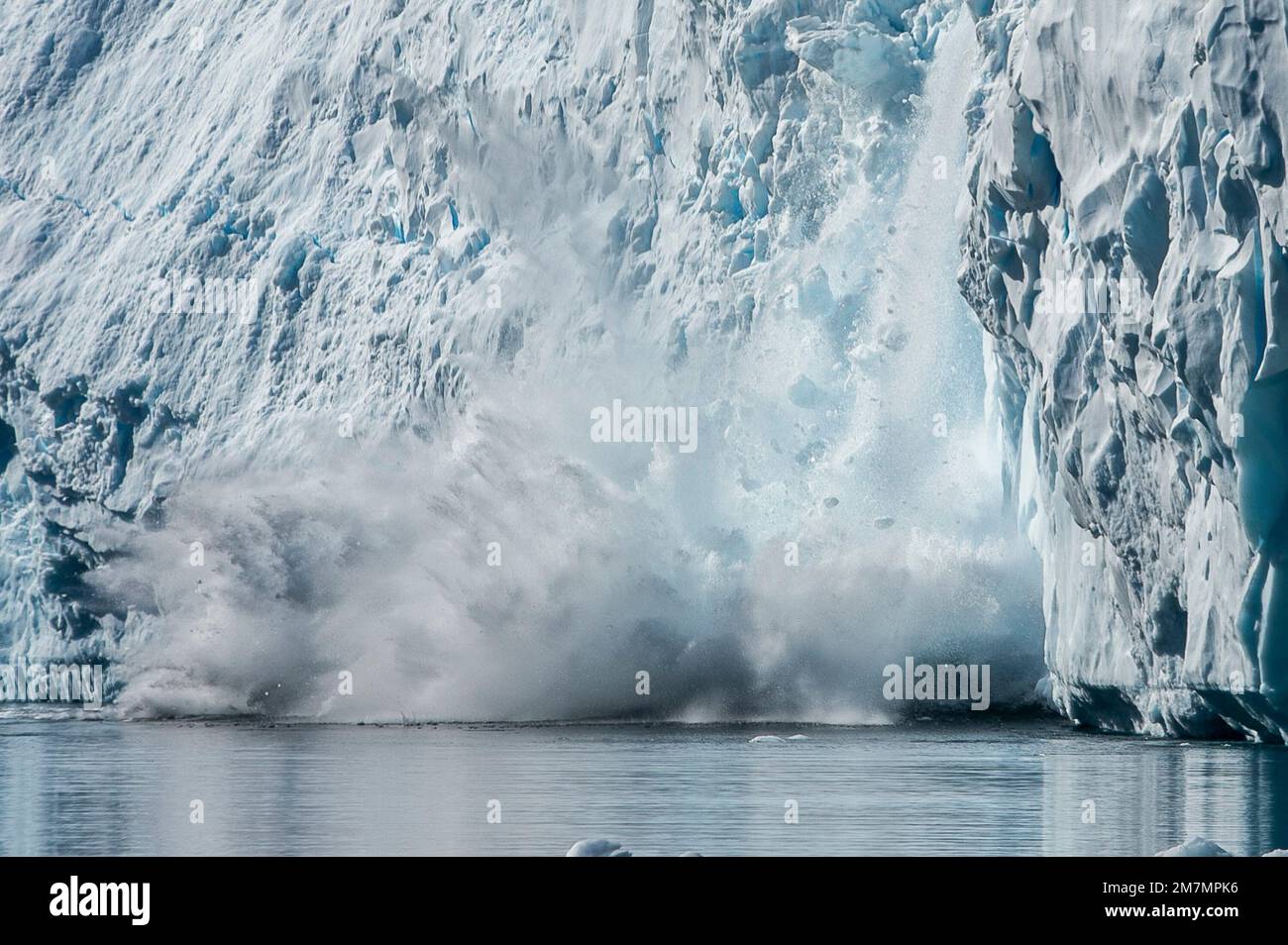 Der Gletscher im Hafen von Neko, antarktis, kalbt und fällt ins Meer Stockfoto