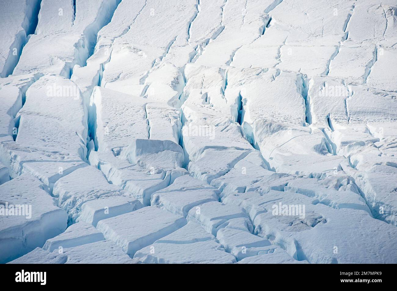 Der Gletscher im Hafen von Neko, antarktis, knackte, bevor er ins Meer fiel Stockfoto