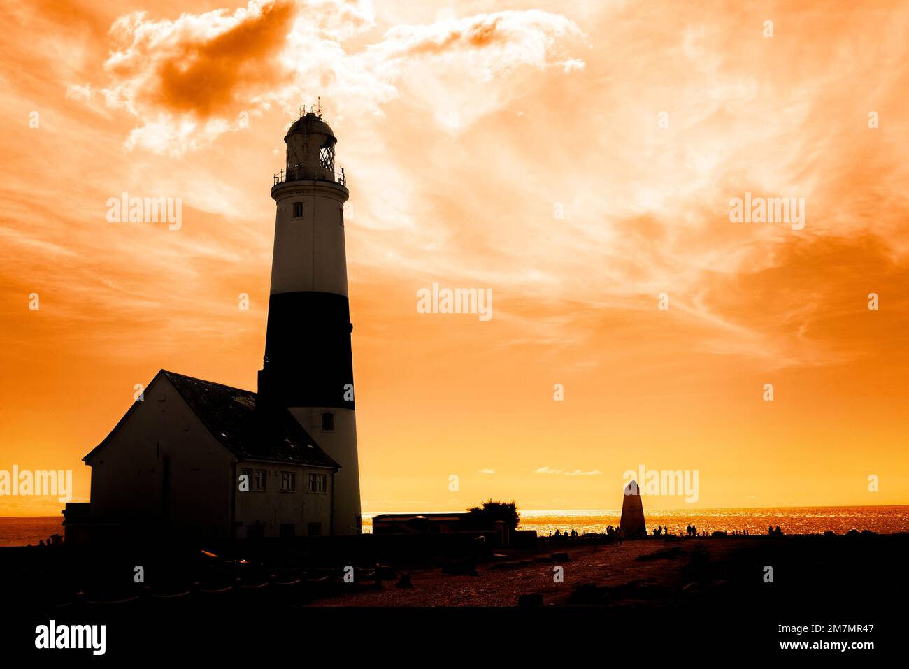 Portland Bill Lighthouse und Obelisk im Abendlicht Stockfoto