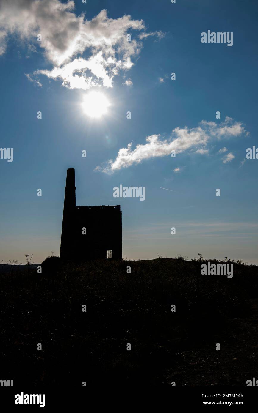 Greenburrow Motorenhaus in Ding Dong Tin Mine, Silhouette vor blauem Himmel und Sonne Stockfoto