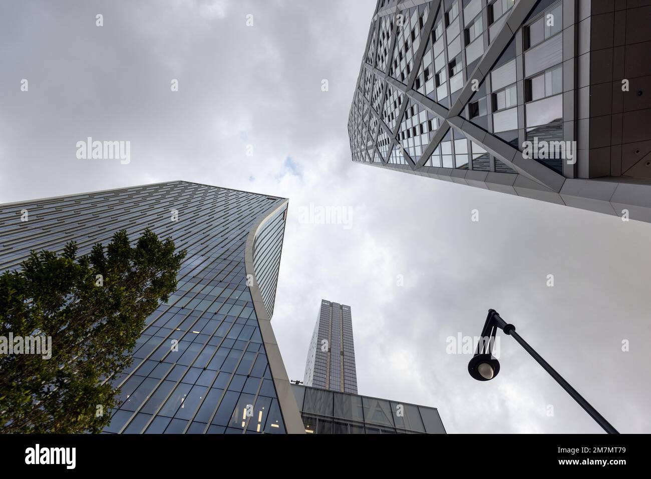 London, Großbritannien - September 11 2022 - Moderne Stahl- und Glastürme und -Gebäude, mehrstöckige Büroflächen, die in London, Großbritannien, den Himmel erobern Stockfoto