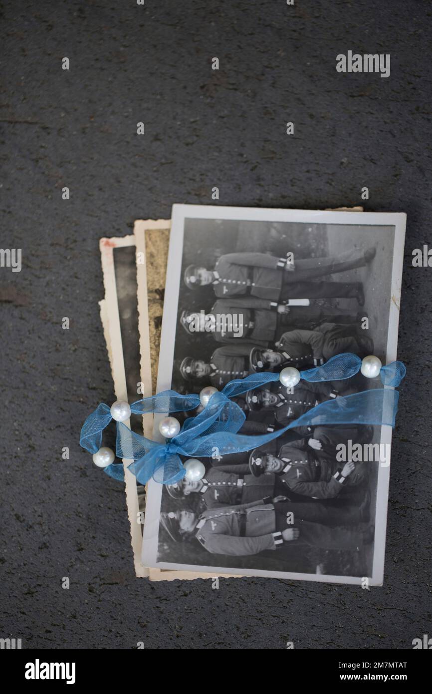 Ein Stapel alter Fotos aus der Zeit des Zweiten Weltkriegs Stockfoto