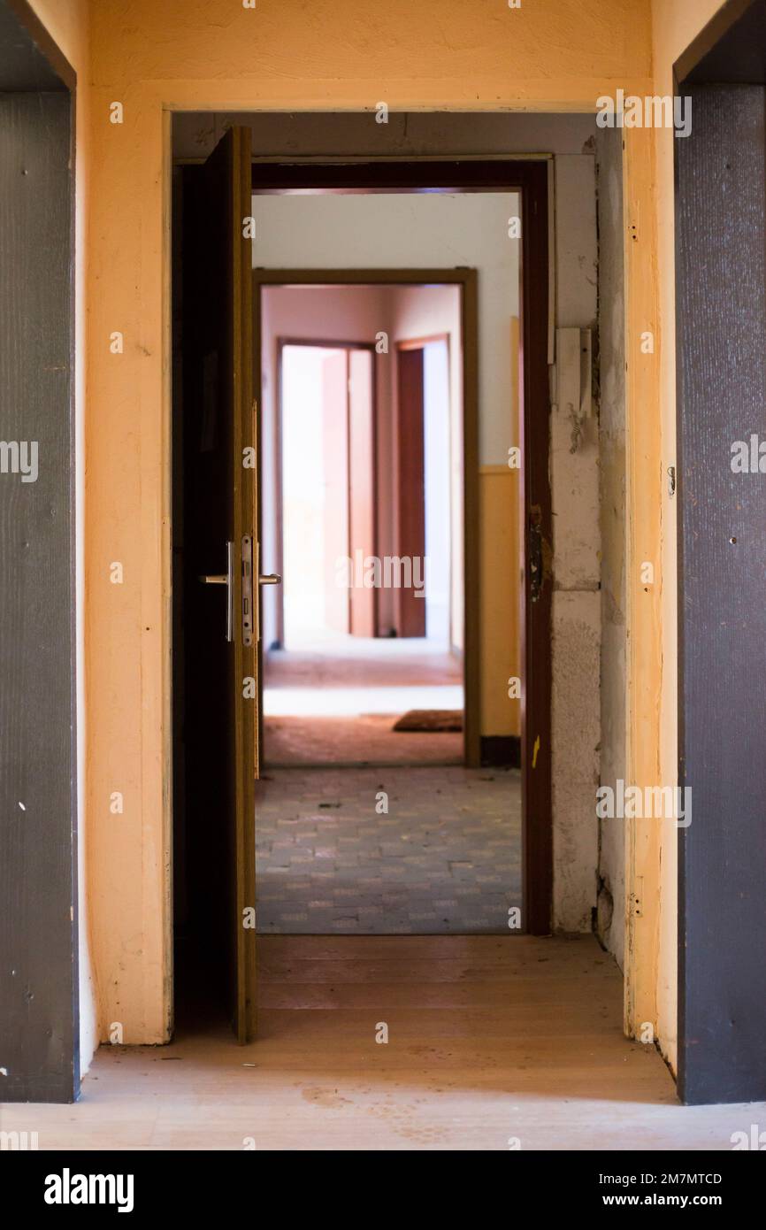 Wohnungseingang in einem heruntergekommenen Wohnungsgebäude in Deutschland Stockfoto