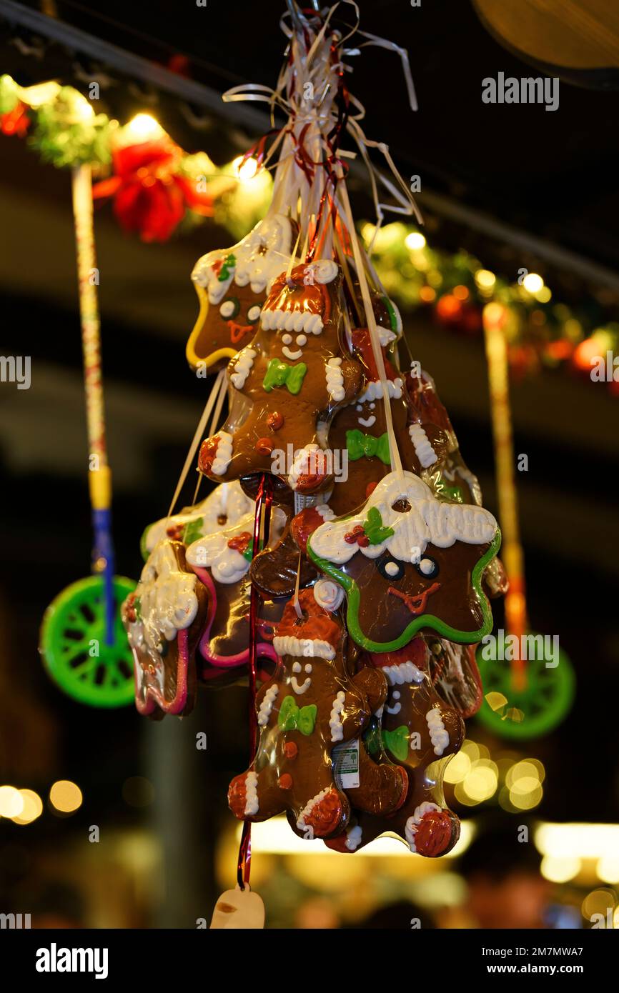 Weihnachtsmarkt, Lebkuchen-Mann, hängend Stockfoto