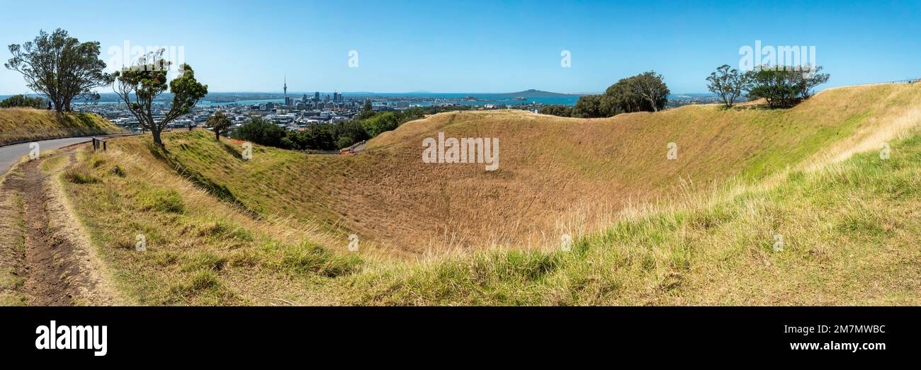 Blick auf das zentrale Geschäftsviertel von Auckland vom Mount Eden Volcanic Park, Neuseeland Stockfoto