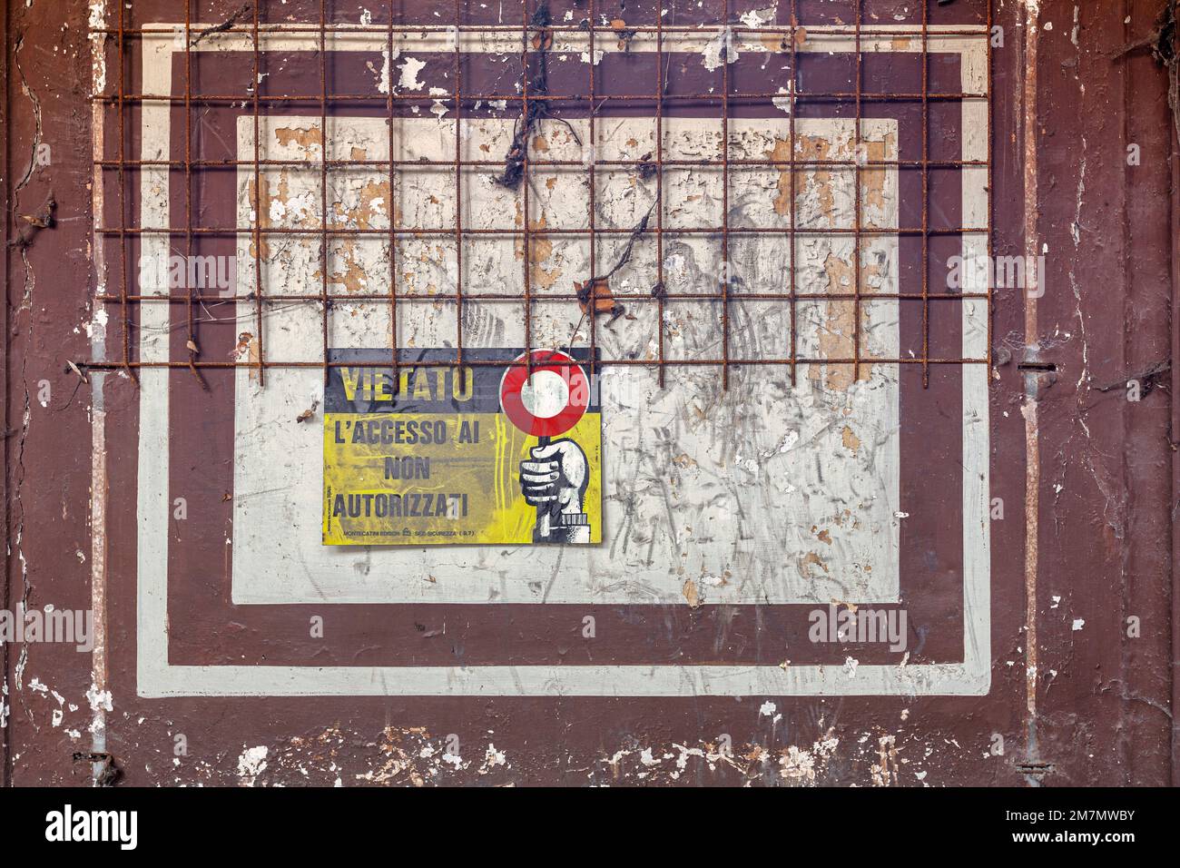 Italien, Venetien, rostiges Eisennetz und Warnschild „Zutritt verboten“ Stockfoto