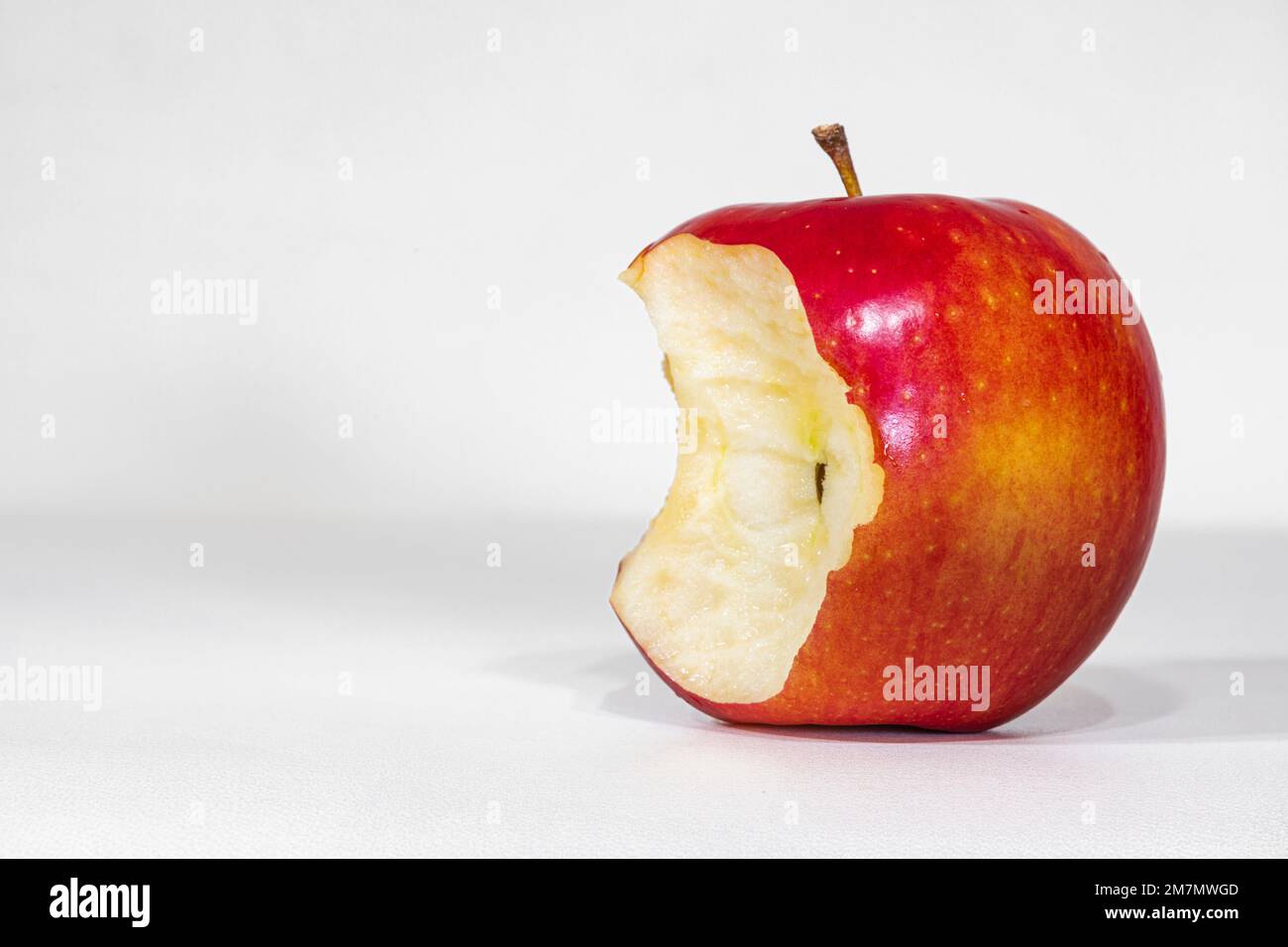 Roter Apfel mit Biss Stockfoto