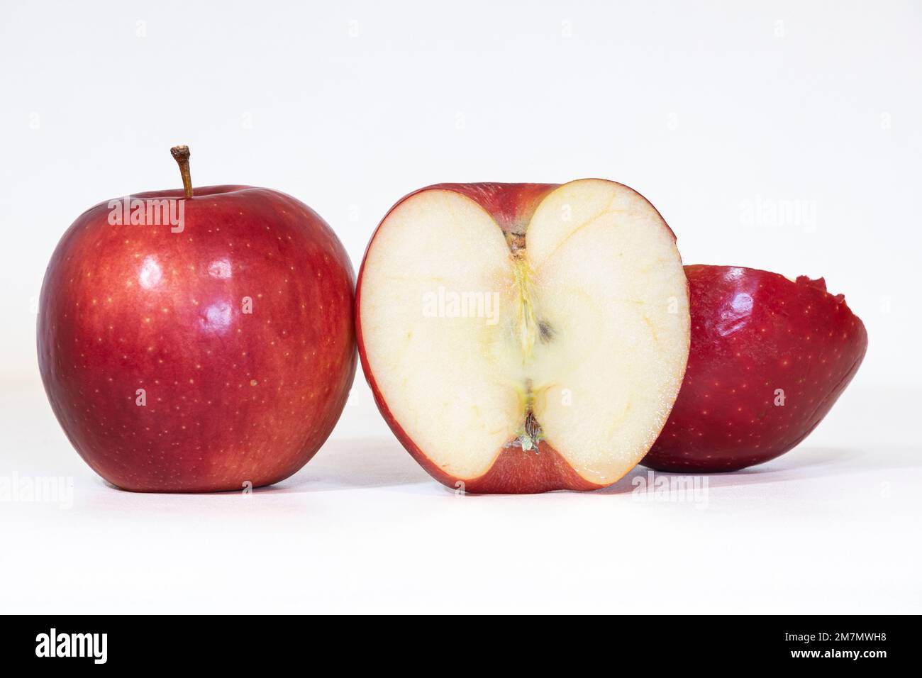 Rote Äpfel, ein ganzer und ein halber Stockfoto