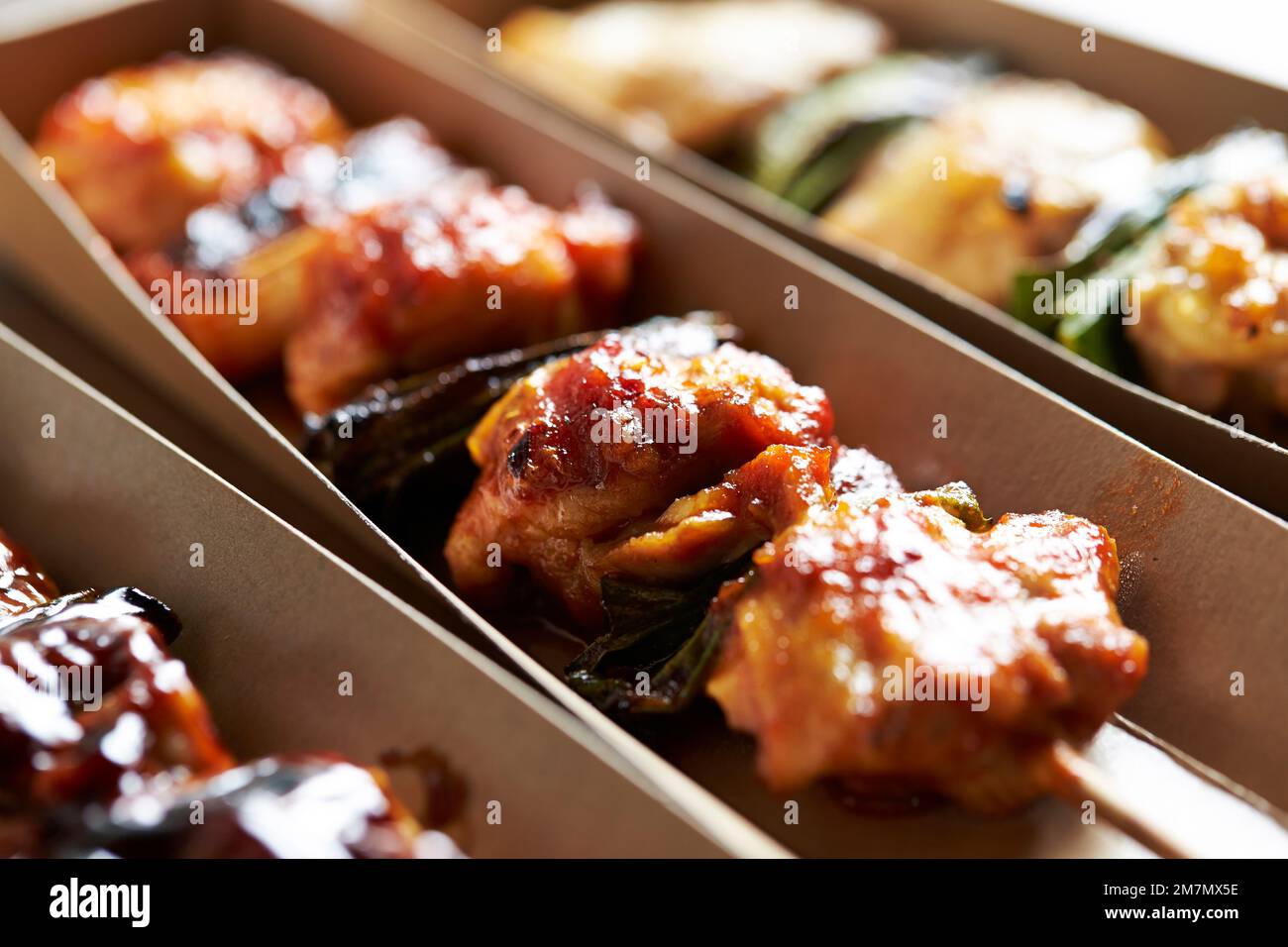 Gegrillte Hähnchenspieße, gewürztes Hähnchen Stockfoto