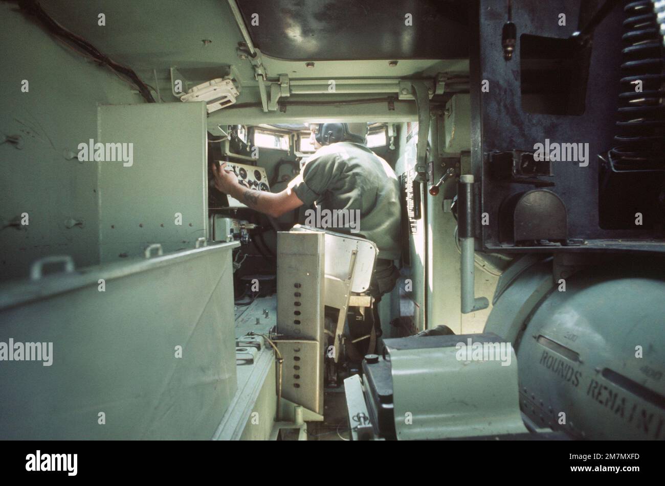 Eine US-Armee betreibt ein gepanzertes Fahrzeug. Land: Unbekannt Stockfoto