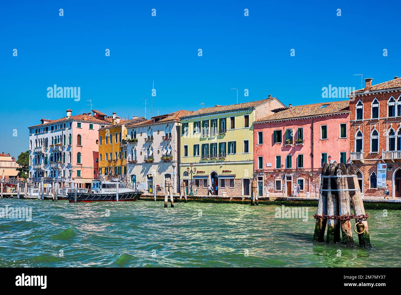 Reihe von Häusern mit Boot davor direkt am Canale Grande, Venedig Stockfoto