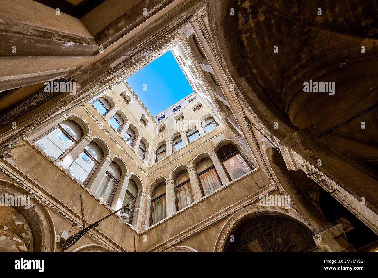 Blick nach oben in einem Innenhof nicht weit von St. Markusplatz in Venedig Stockfoto