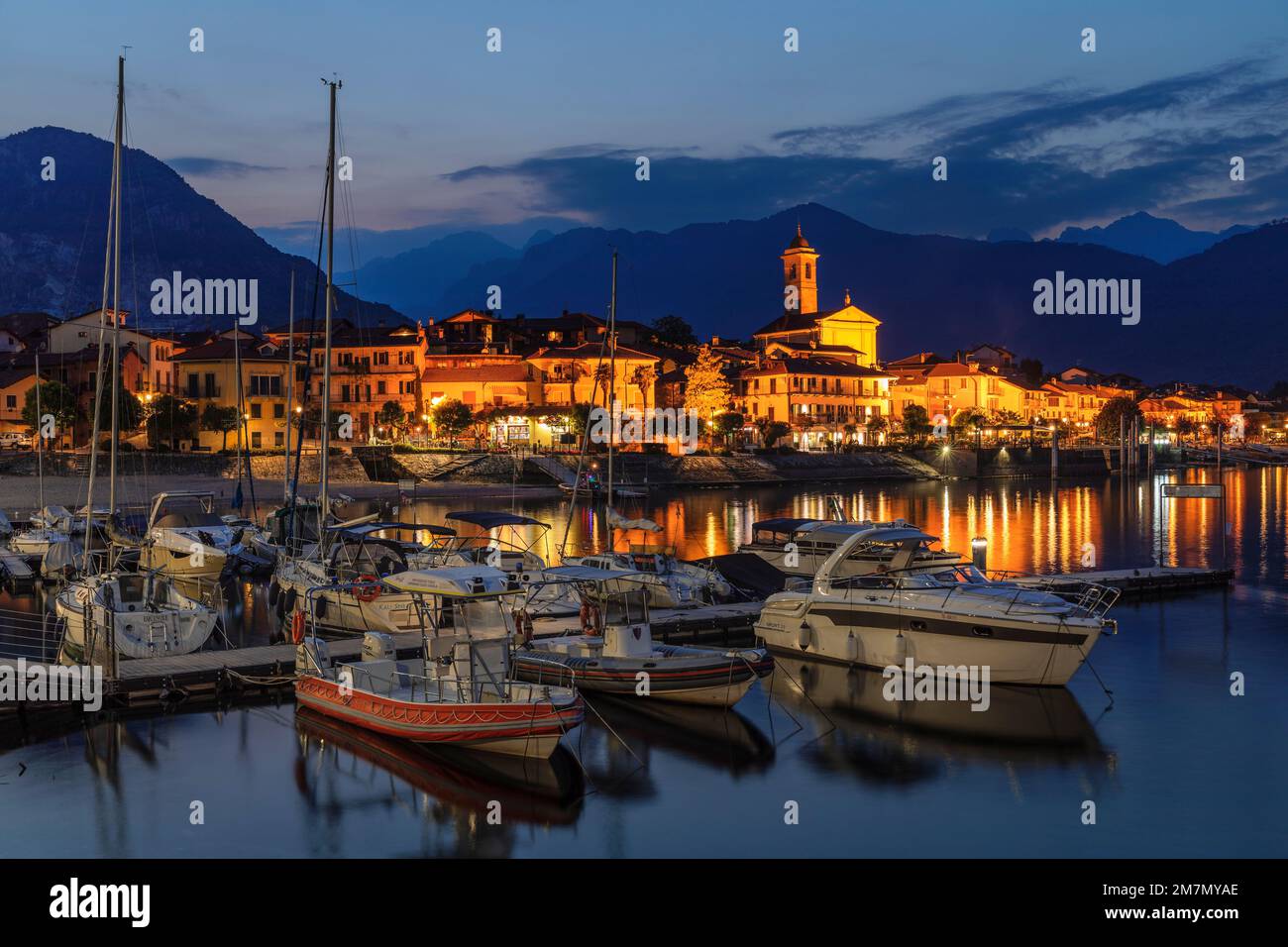 Blick über den Hafen nach Baveno, Feriolo, Lago Maggiore, Piemont, Italien Stockfoto