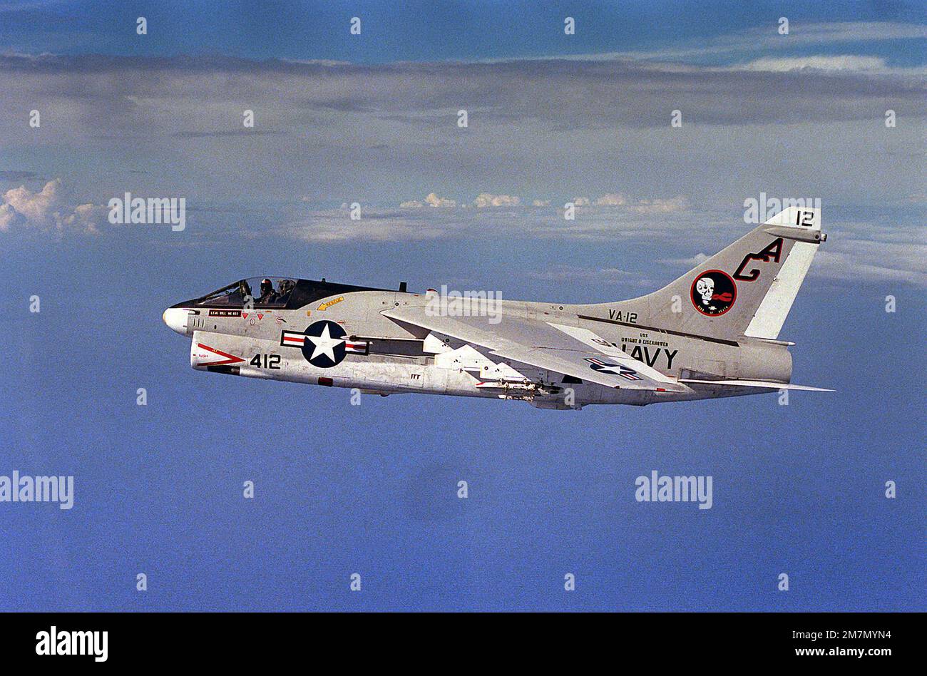 Eine Air-to-Air-Ansicht von links eines Angriffsgeschwaders 12 (VA-12) A-7E Corsair II. Land: Unbekannt Stockfoto
