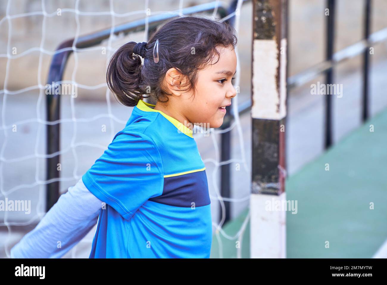 lateinische Torhüterin auf einem Fußballtor Stockfoto