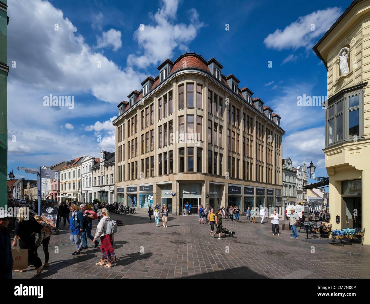 Vorzeigegeschäft Karstadt, renovierte Altstadt, Wismar, Mecklenburg-Vorpommern, Deutschland Stockfoto