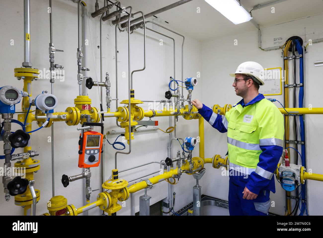 Holzwickede, Nordrhein-Westfalen, Deutschland - Erdgasnetz für reinen Wasserstoff, Wasserstoffprojekt H2HoWi, ein Westnetz-Mitarbeiter betreibt das odoriz Stockfoto