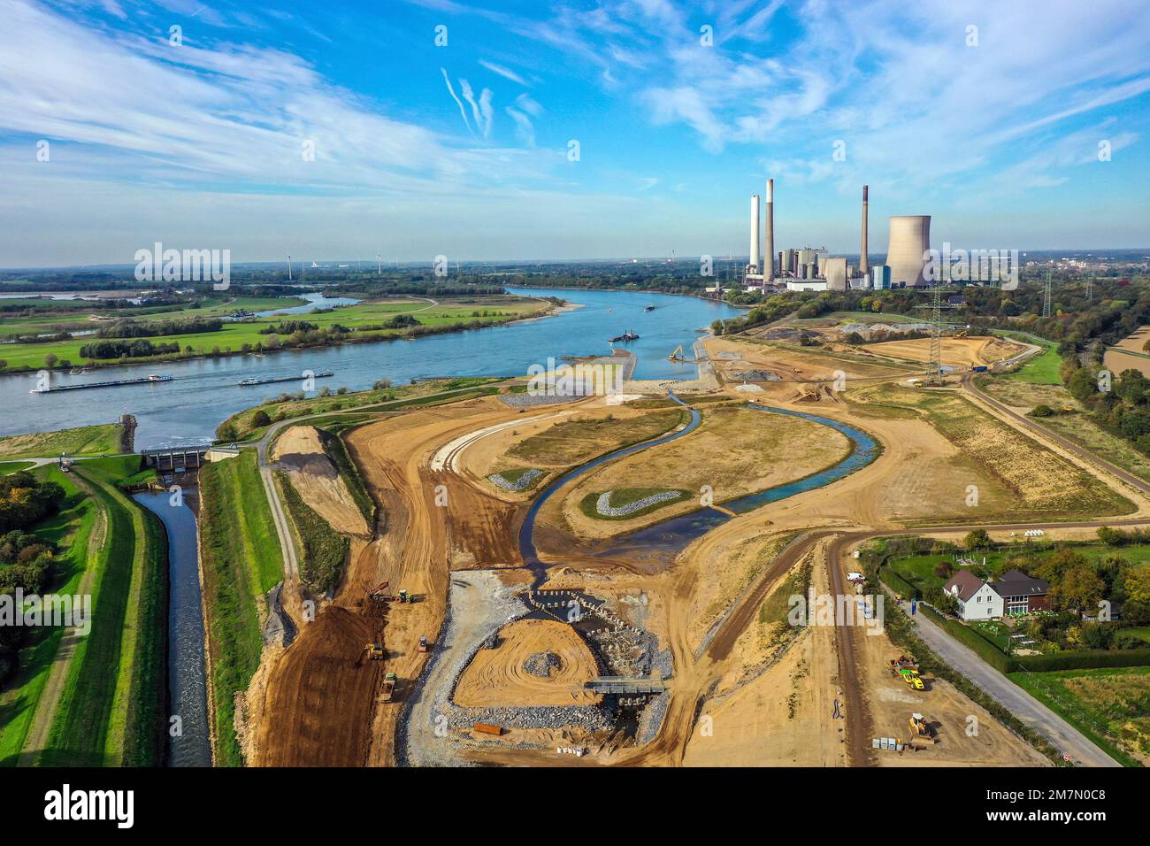 Dinslaken, Nordrhein-Westfalen, Deutschland - Emschermuendung in den Rhein. Rechts die Baustelle der neuen Emscher-Mündung am Stockfoto