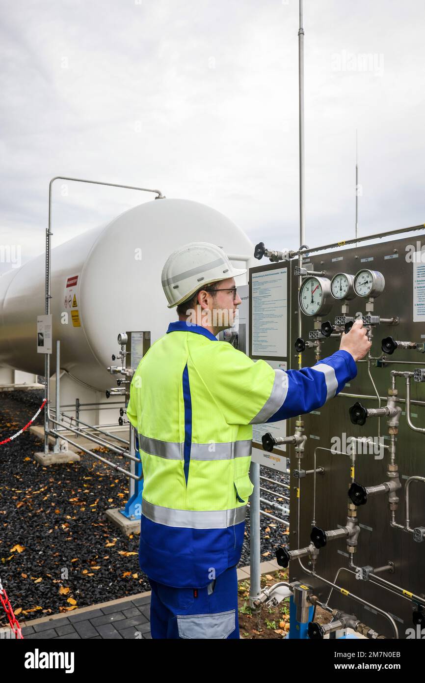 Holzwickede, Nordrhein-Westfalen, Deutschland - Erdgasnetz für reinen Wasserstoff, Wasserstoffprojekt H2HoWi, ein Westnetz-Mitarbeiter betreibt die Steuerung p Stockfoto