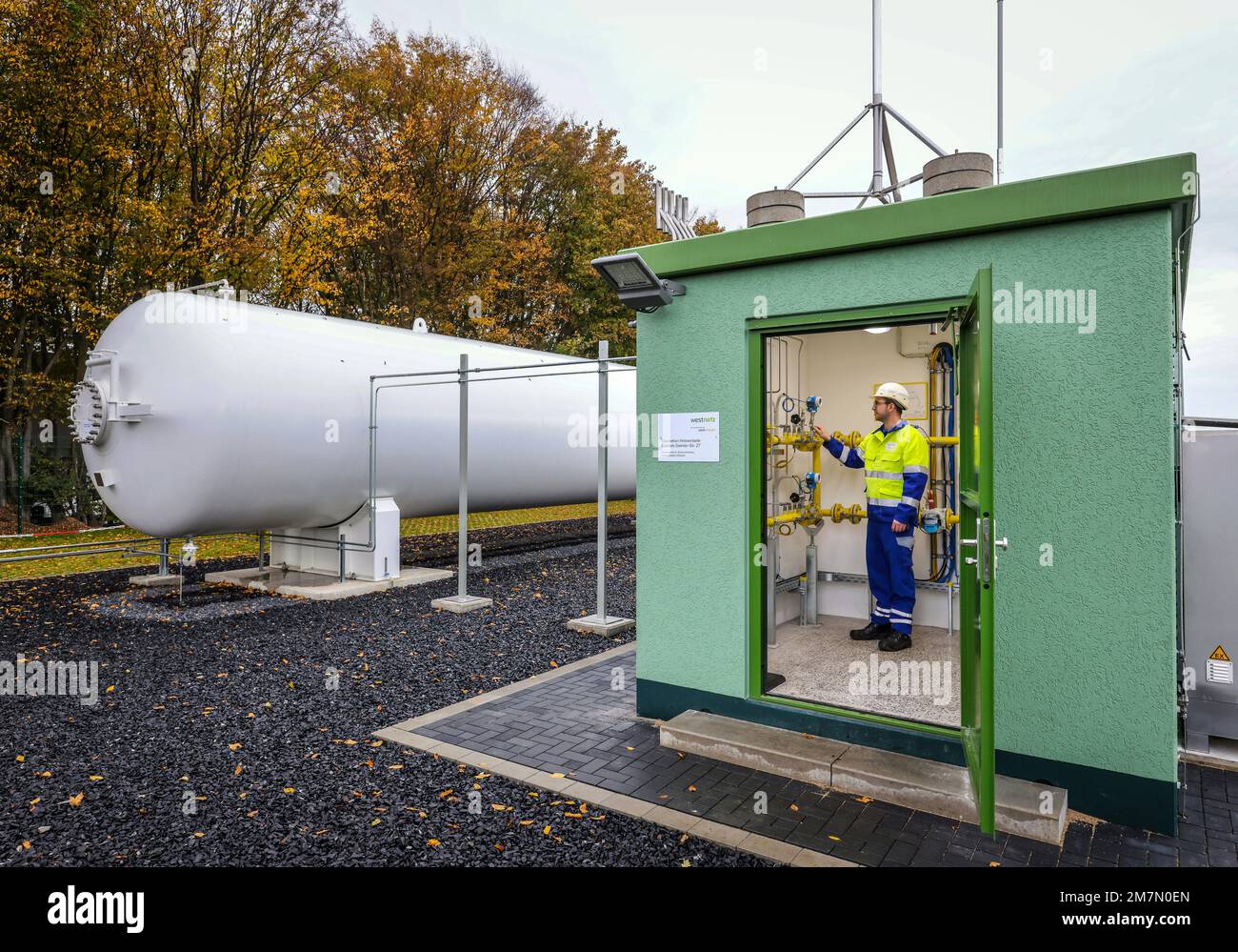 Holzwickede, Nordrhein-Westfalen, Deutschland - Erdgasnetz für reinen Wasserstoff, Wasserstoffprojekt H2HoWi, ein Westnetz-Mitarbeiter betreibt das odoriz Stockfoto