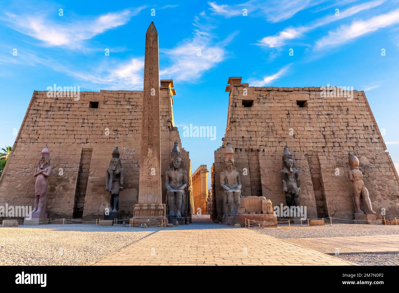 Haupteingang des Tempels von Luxor, erster Pylon mit Obelisken, Ägypten Stockfoto