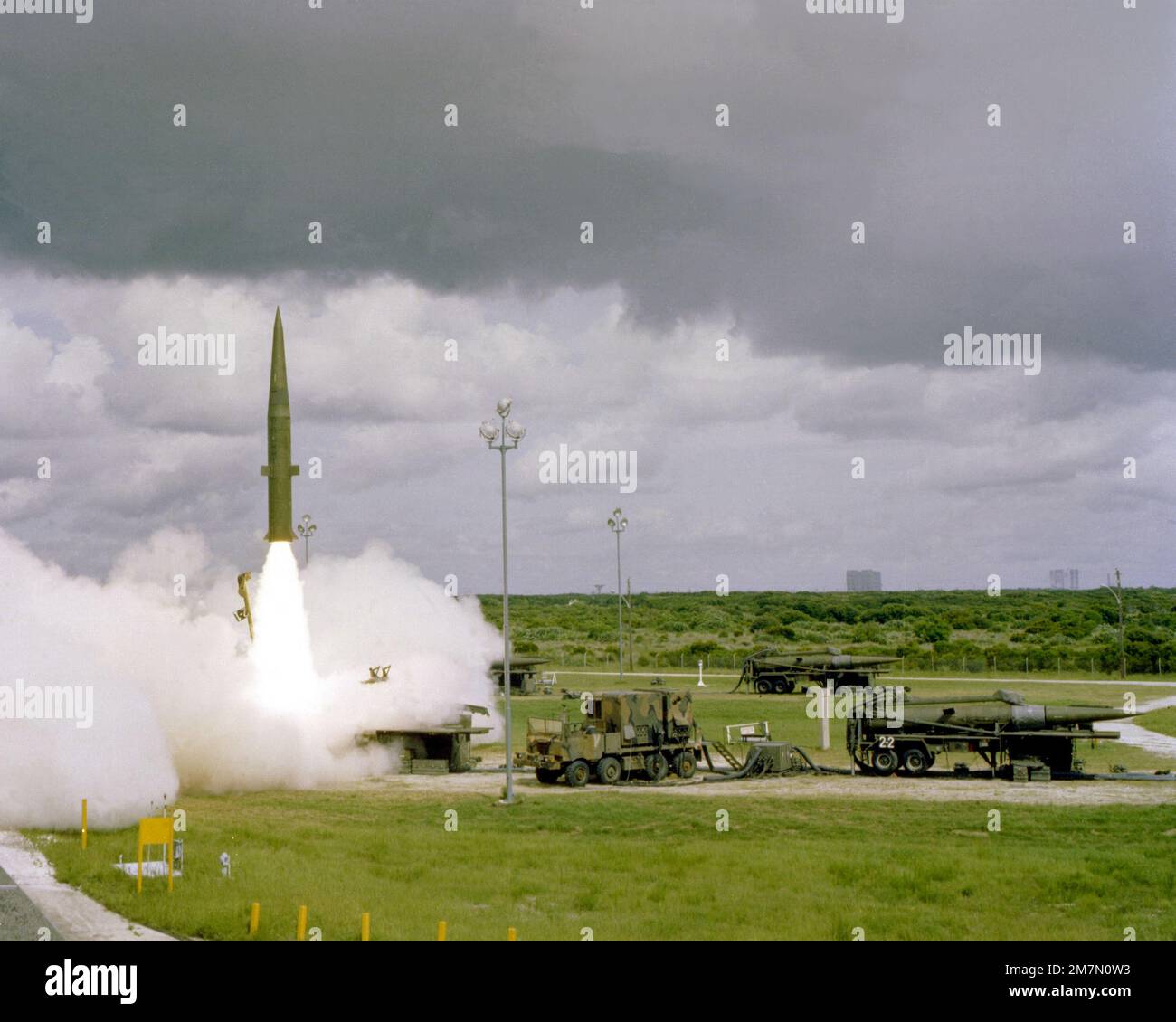 Eine MGM-31A Pershing 1a-Kampffeldrakete wird von Battery D, 1. Bataillon, 81. Feldartillerie, USA, abgefeuert Armee Europa. Basis: Luftwaffenstützpunkt Cape Canaveral Bundesstaat: Florida (FL) Land: Vereinigte Staaten von Amerika (USA) Stockfoto Eine MGM-31A Pershing 1a-Kampffeldrakete wird von Battery D, 1. Bataillon, 81. Feldartillerie, USA, abgefeuert Armee Europa. Basis: Luftwaffenstützpunkt Cape Canaveral Bundesstaat: Florida (FL) Land: Vereinigte Staaten von Amerika (USA) Stockfoto