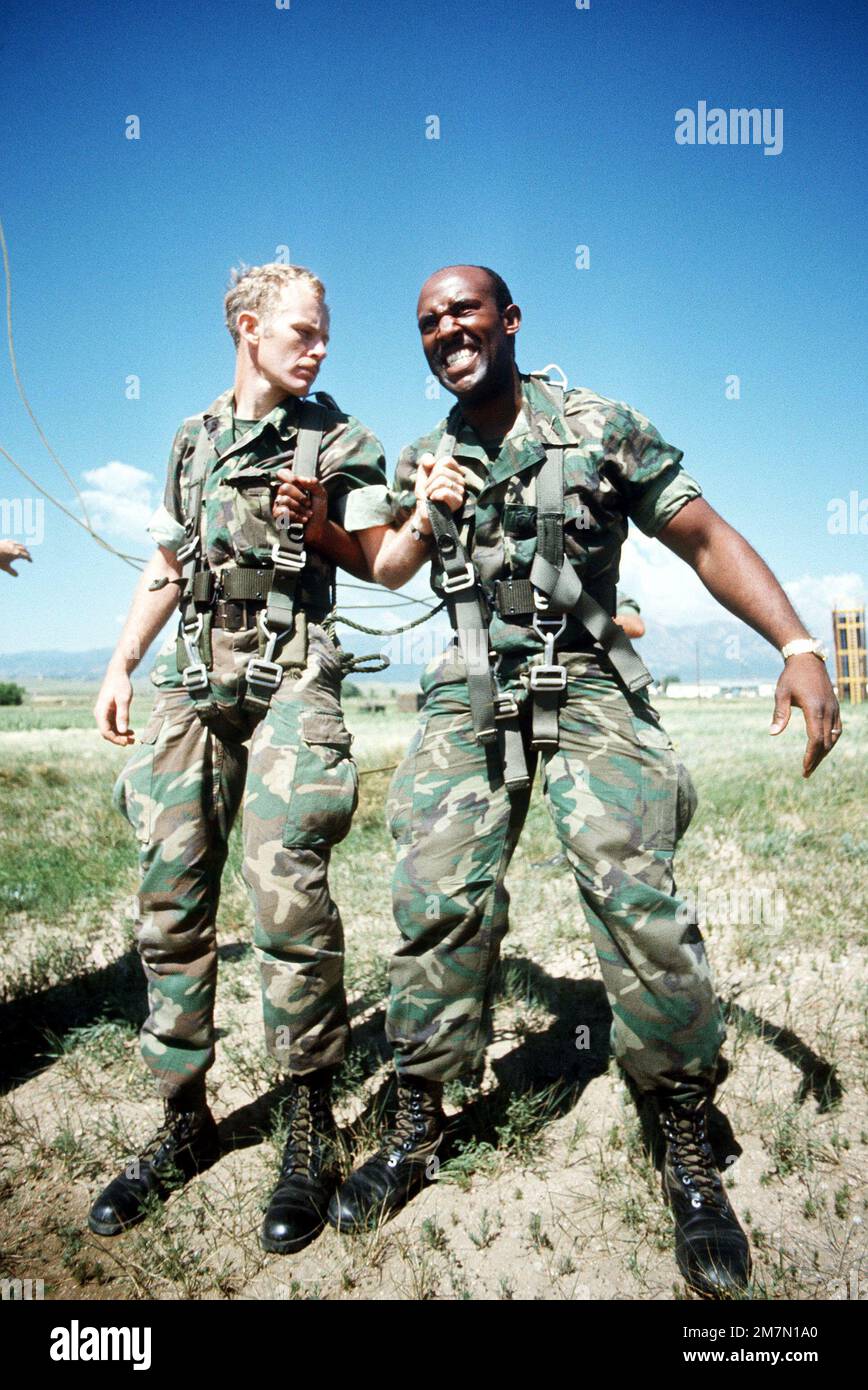 Angehörige der US-Armee 7. Special Forces (Green Barets) bereiten sich darauf vor, während der Joint Readiness Exercise BRAVE SHIELD XVIII. Mit Spezialgurten vom Boden abgehoben zu werden Sie praktizieren ein Extraktionssystem, mit dem Truppen per Hubschrauber abgezogen werden können, ohne landen zu müssen. Betreff Betrieb/Serie: BRAVE SHIELD XVIII Basis: Fort Carson Bundesstaat: Colorado (CO) Land: Vereinigte Staaten von Amerika (USA) Stockfoto