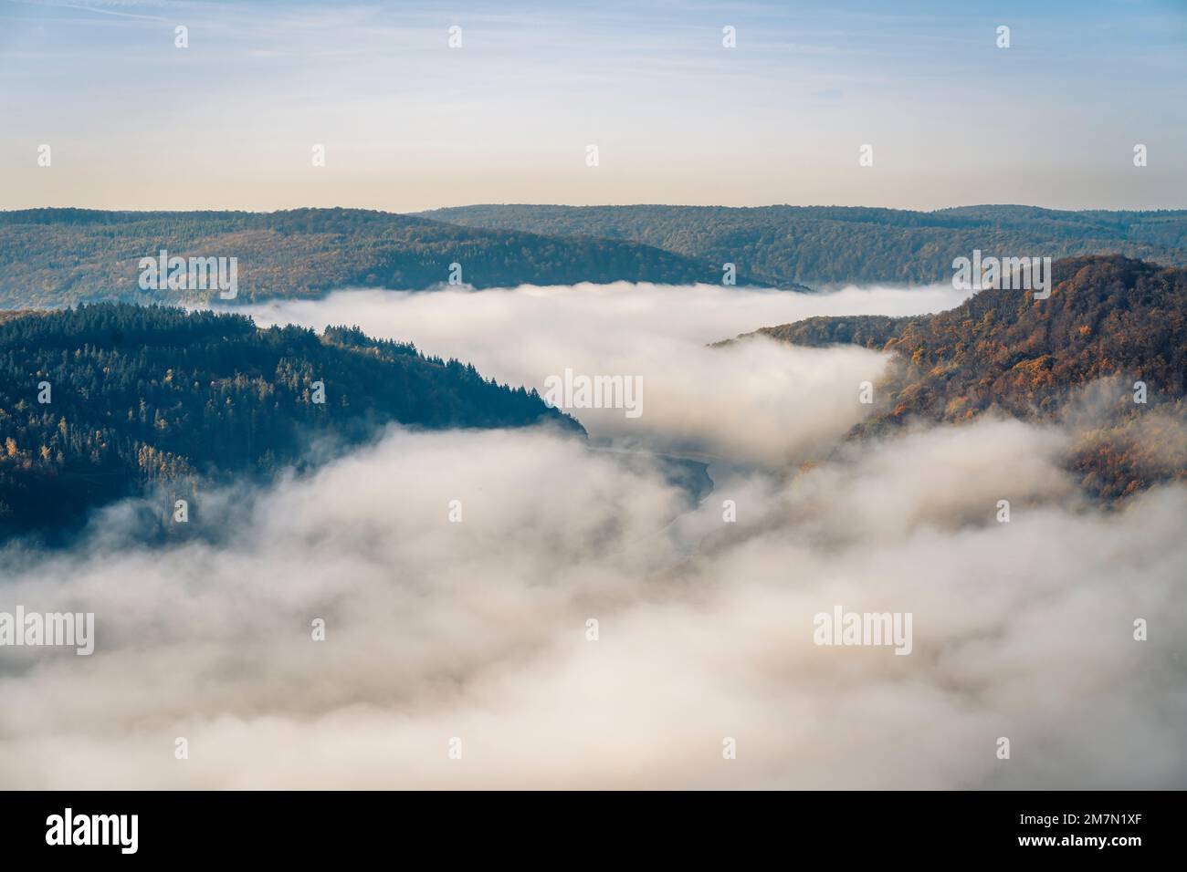Inversionswetter über dem Edersee in Nordhessen im Kellerwald-Edersee-Nationalpark an einem Herbstmorgen mit Blick auf den wolkigen See Stockfoto